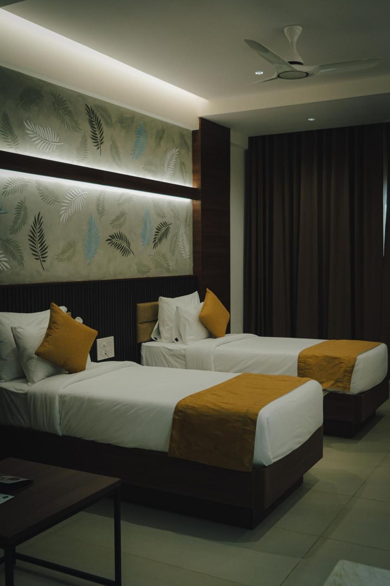 Highland Hotel Bangalore Exterior foto